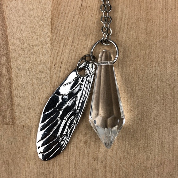 Fairy 🧚 wing with crystal necklace, 30”. Come with a box. - Picture 2 of 11